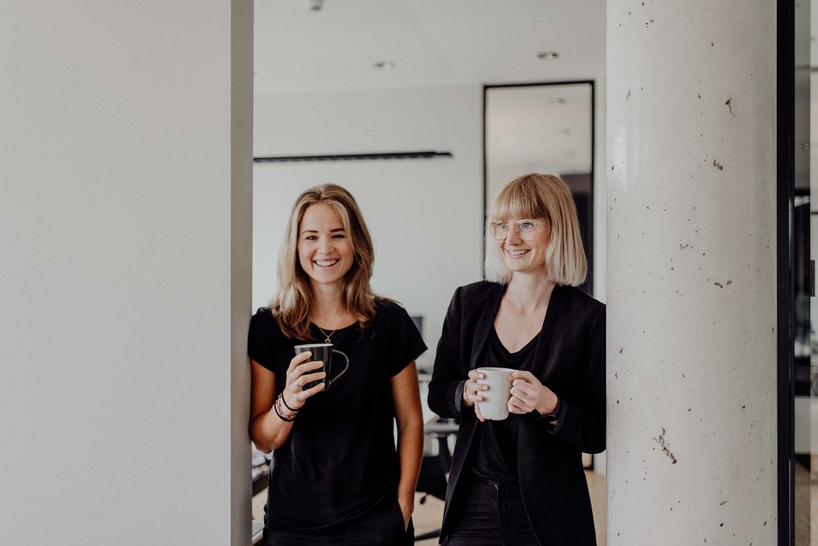 Architektinnen im Büro beim Kaffee trinken