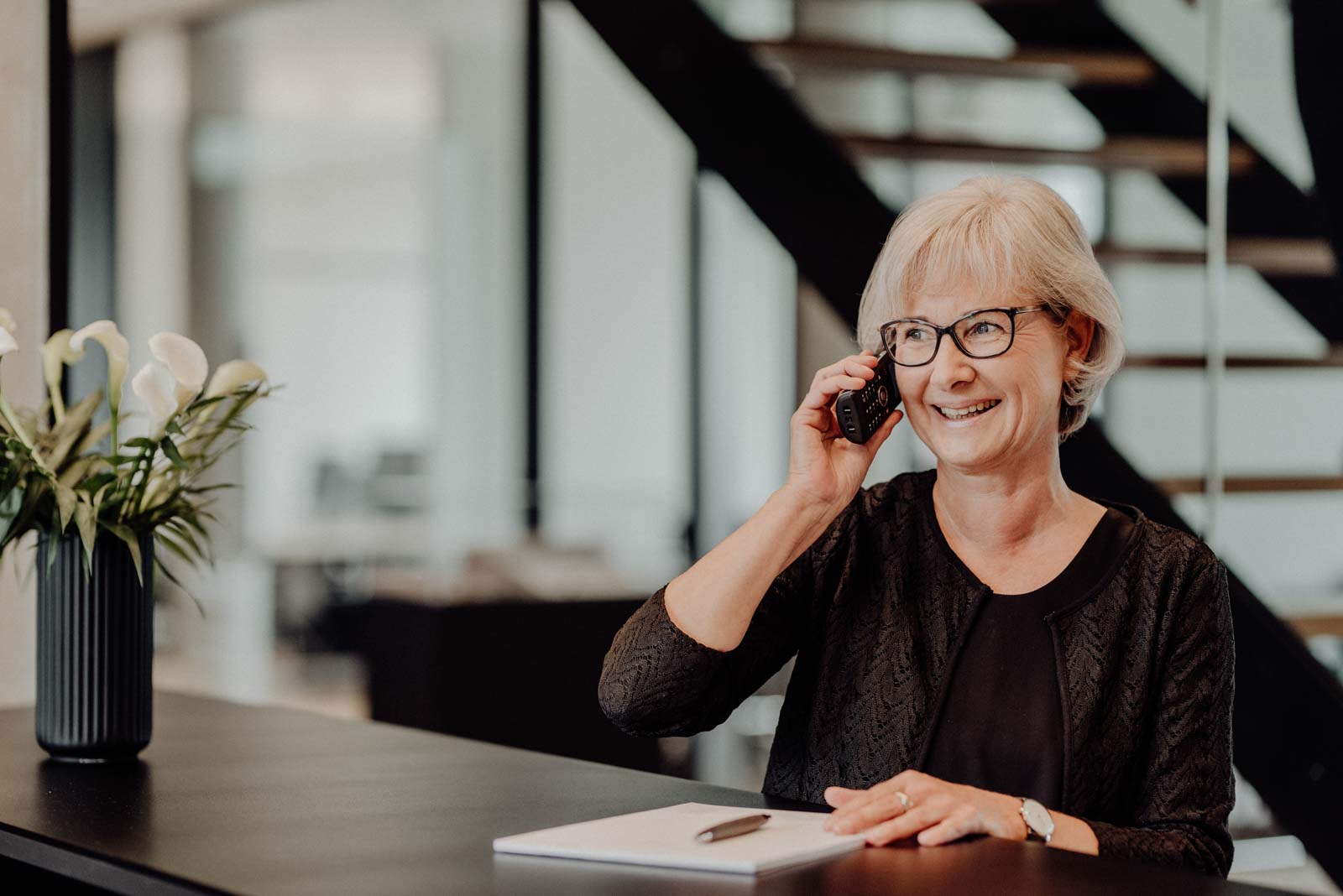 SHA Architekten Empfang, Sekräterin am Telefon