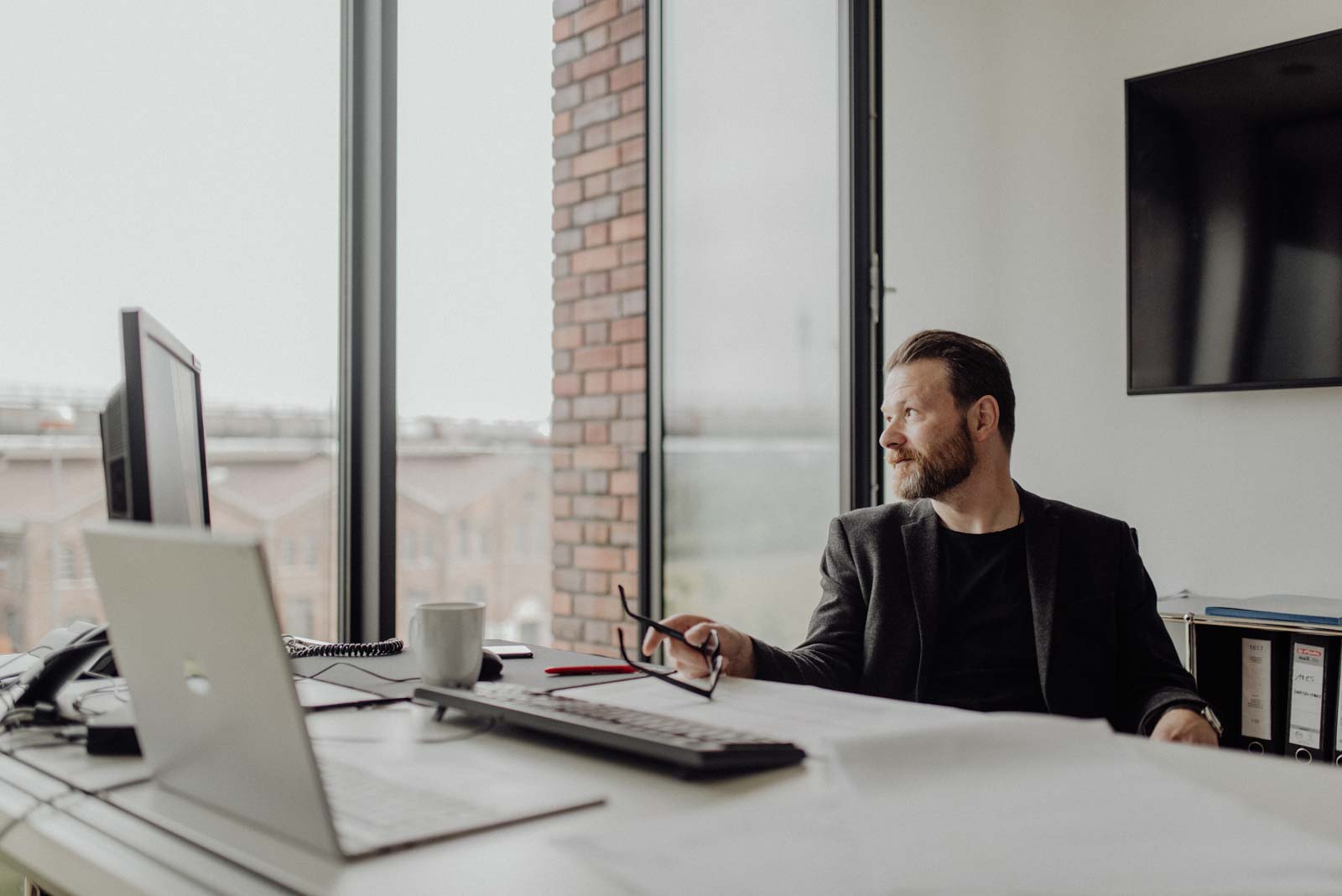 Architekt blickt aus dem Fenster in seinem Büro