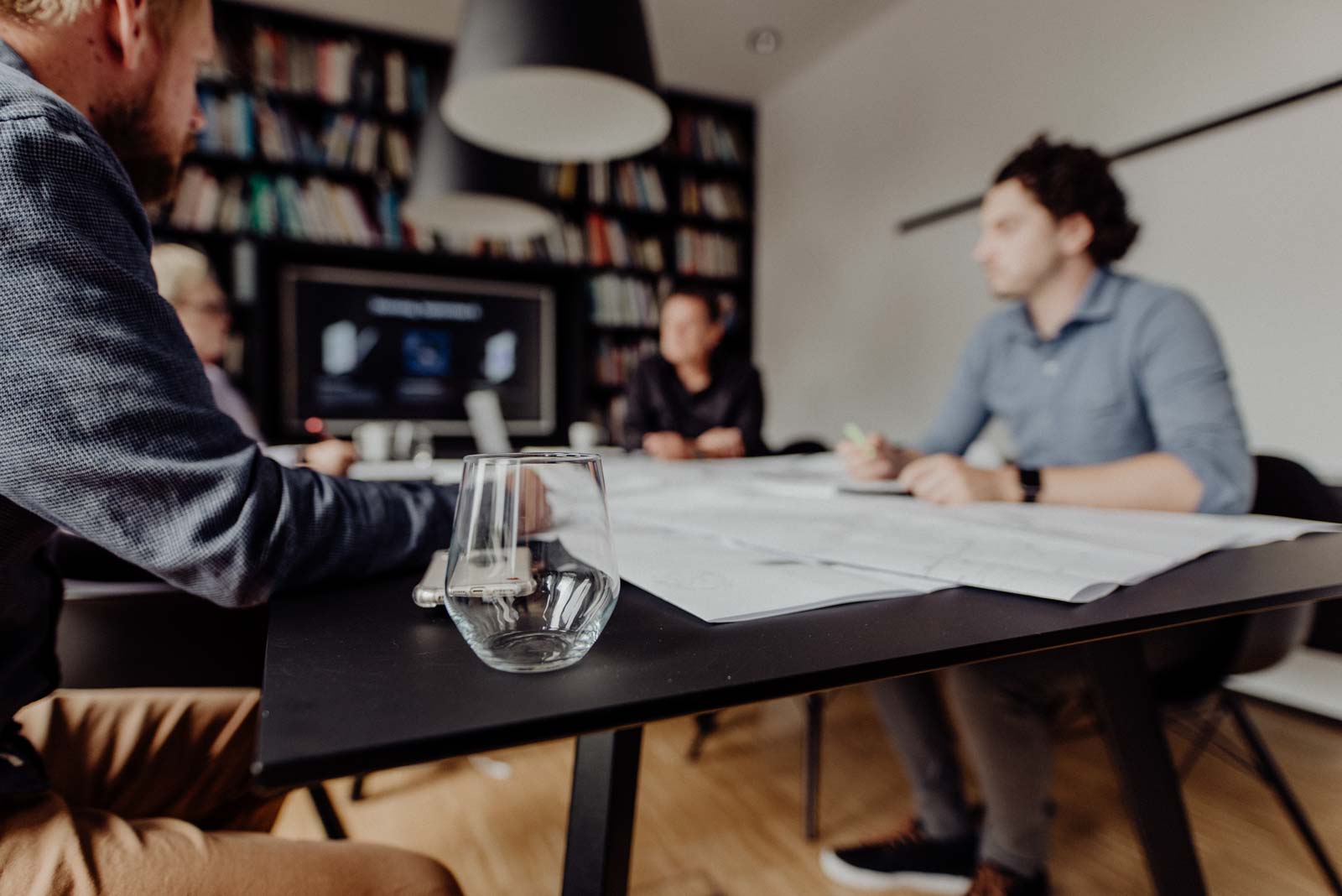 Businessreportage im Buero, ungestellte Momentaufnahmen im Besprechungsraum