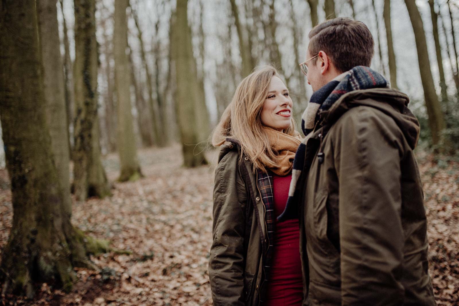 Verliebte werdende Eltern bei der Babybauch Fotosession