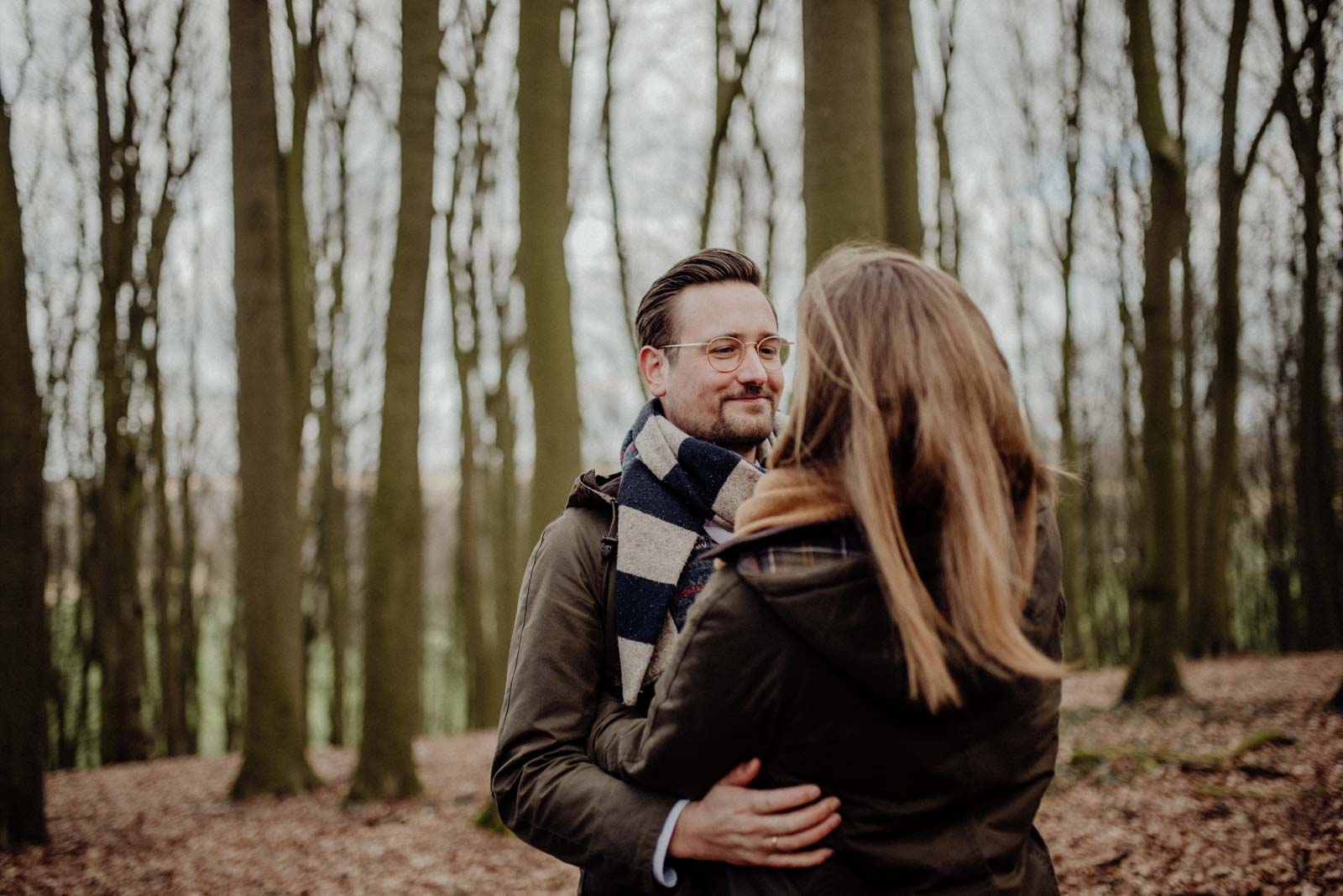 Werdender Papa beim Familienshooting mit Babybauch