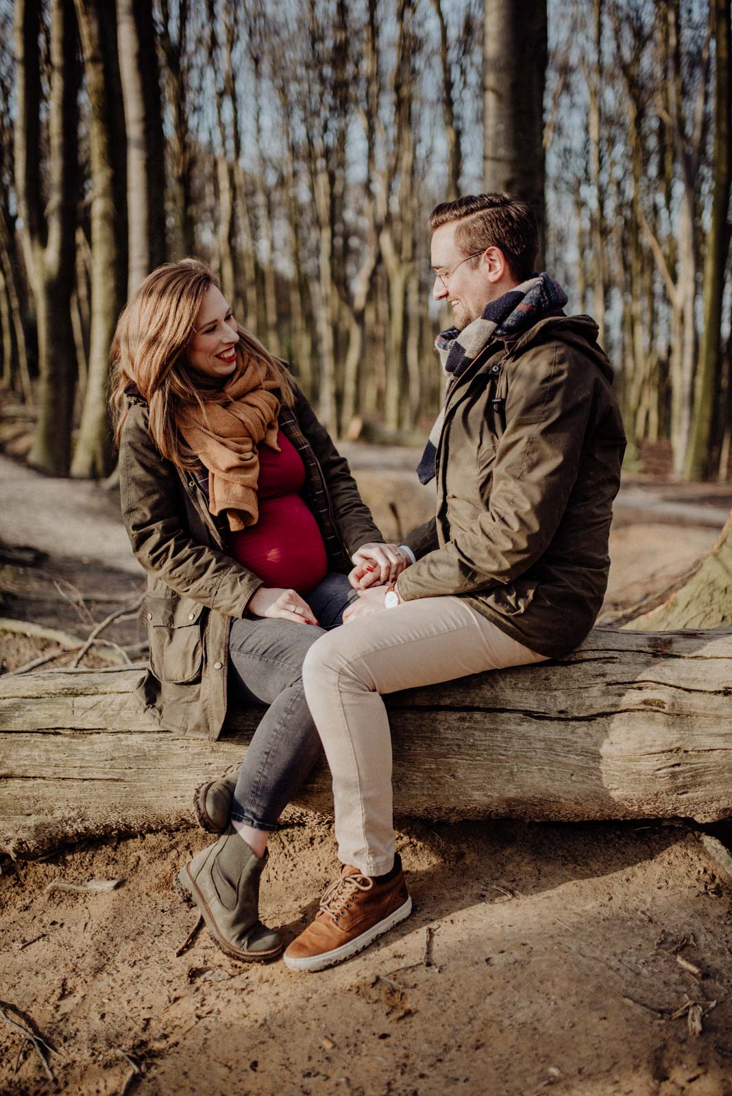 babybauchshooting mit natürlichen posen und ungestellten Momentaufnahmen