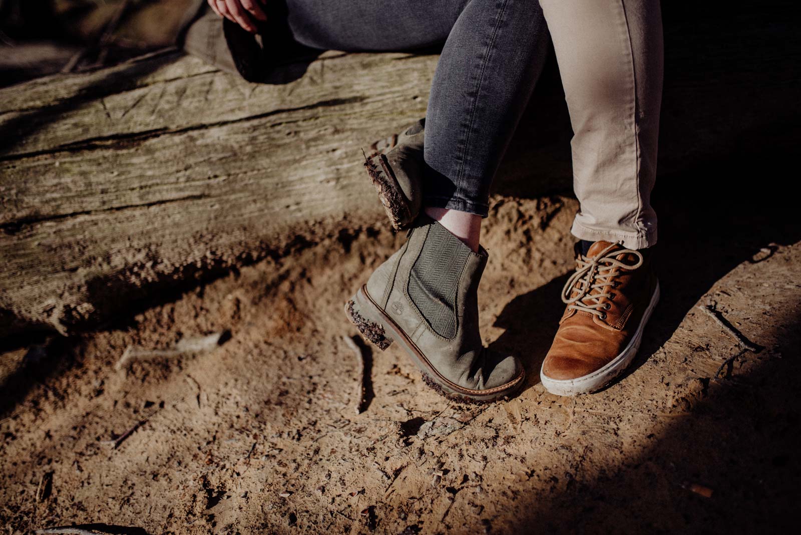 Detailfotos von Schuhen beim Waldspaziergang