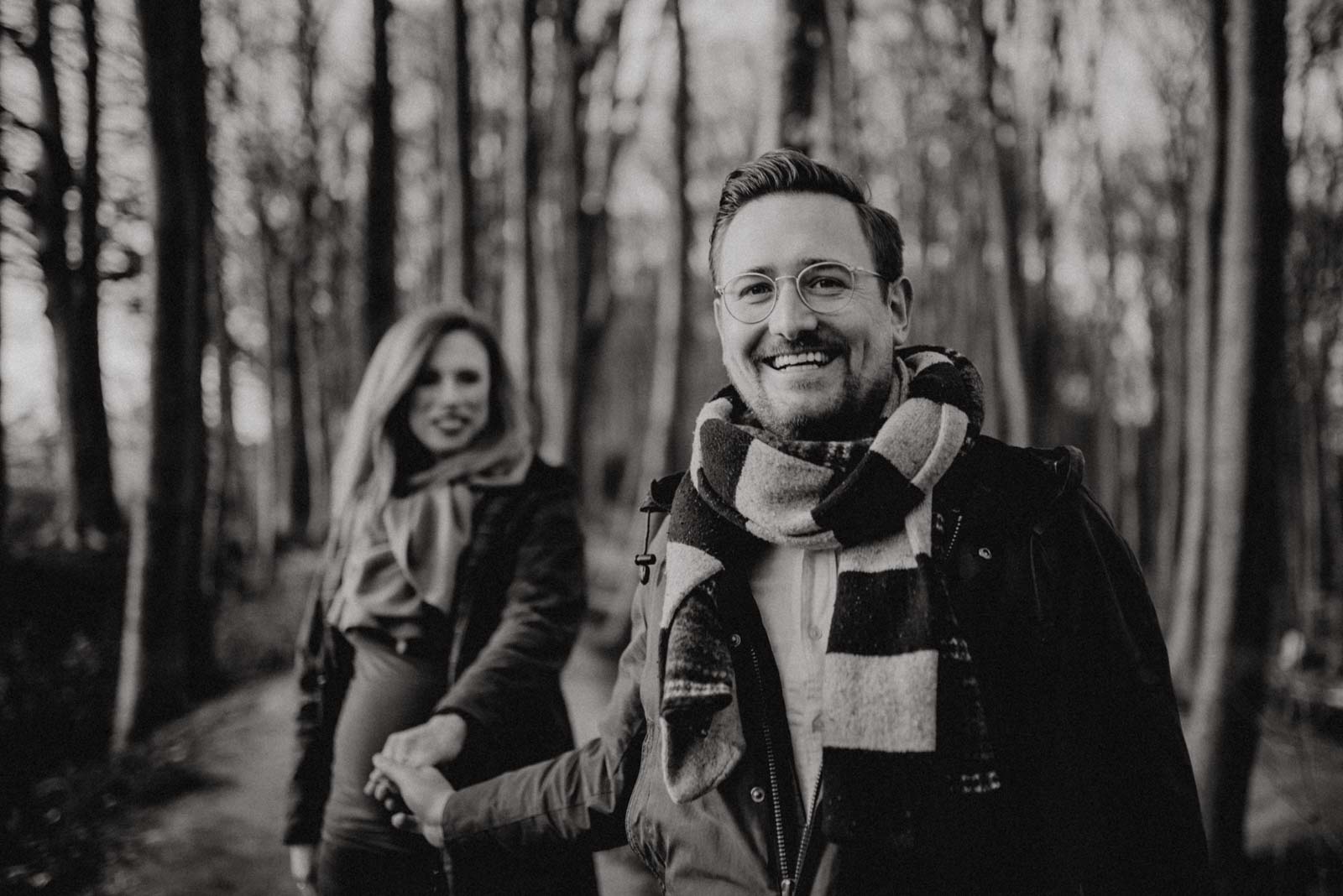 Männerportrait beim babybauchshooting im Wald