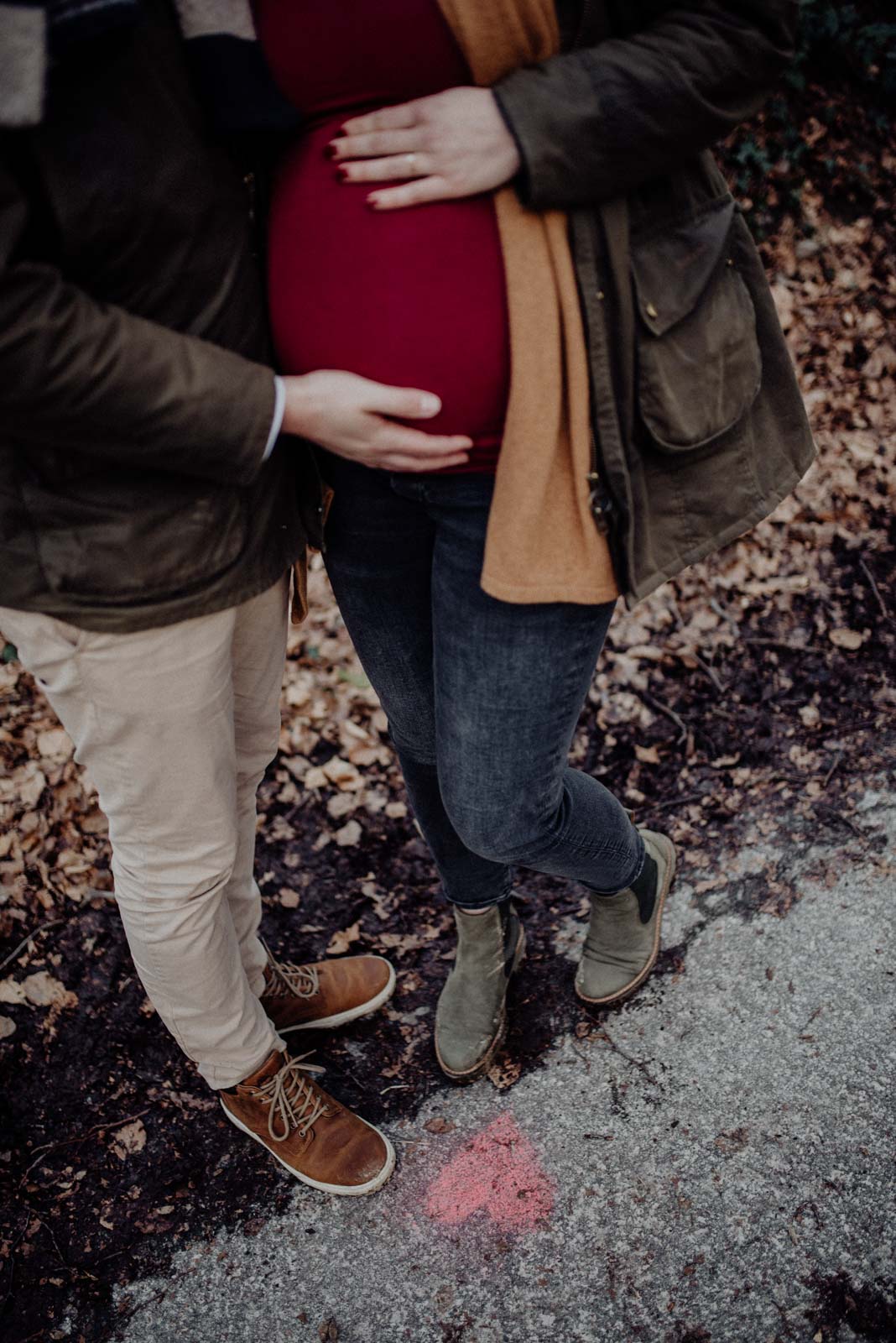 Kreideherz betont den babybauch