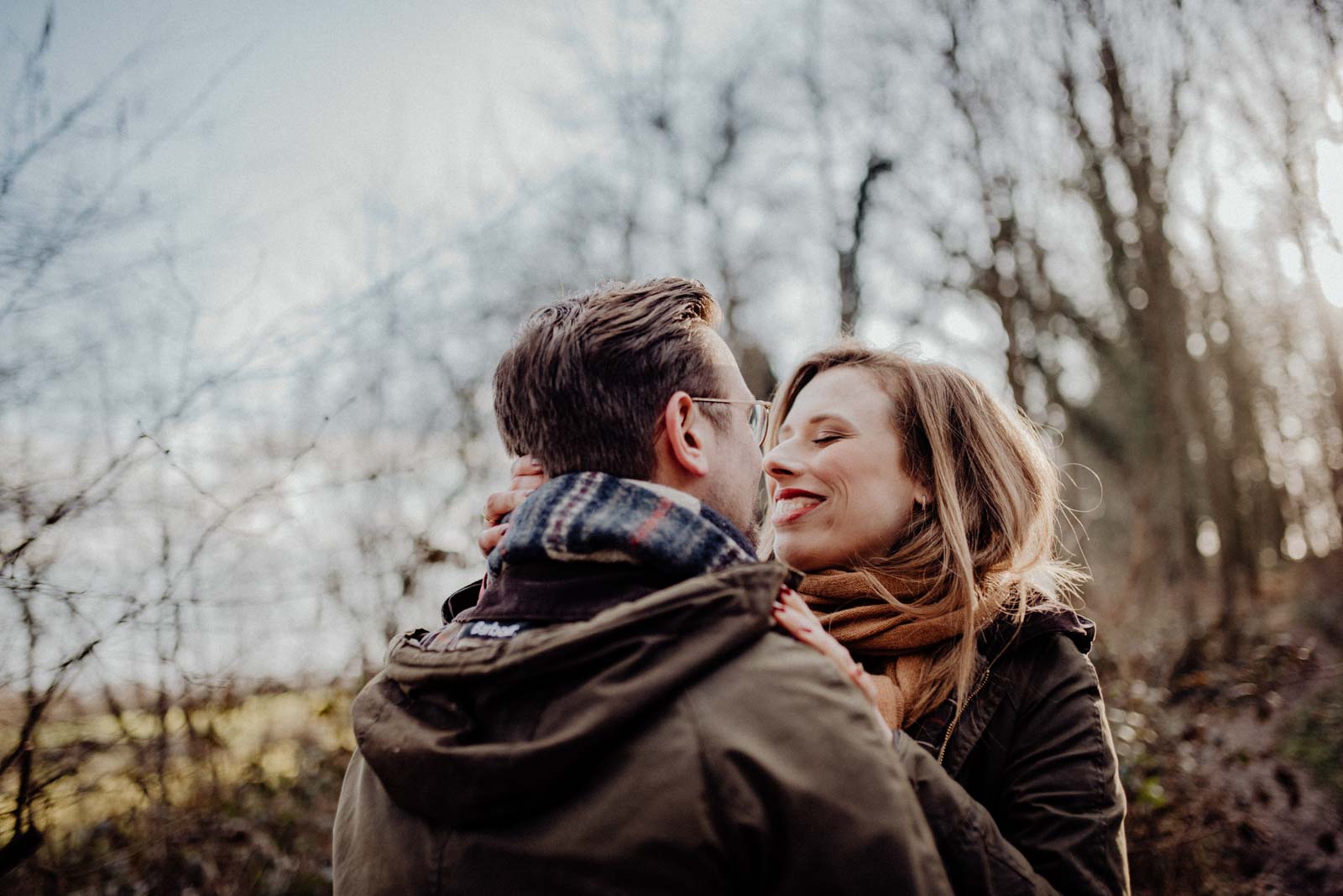 Wintersession für ein Paarshooting im Wald