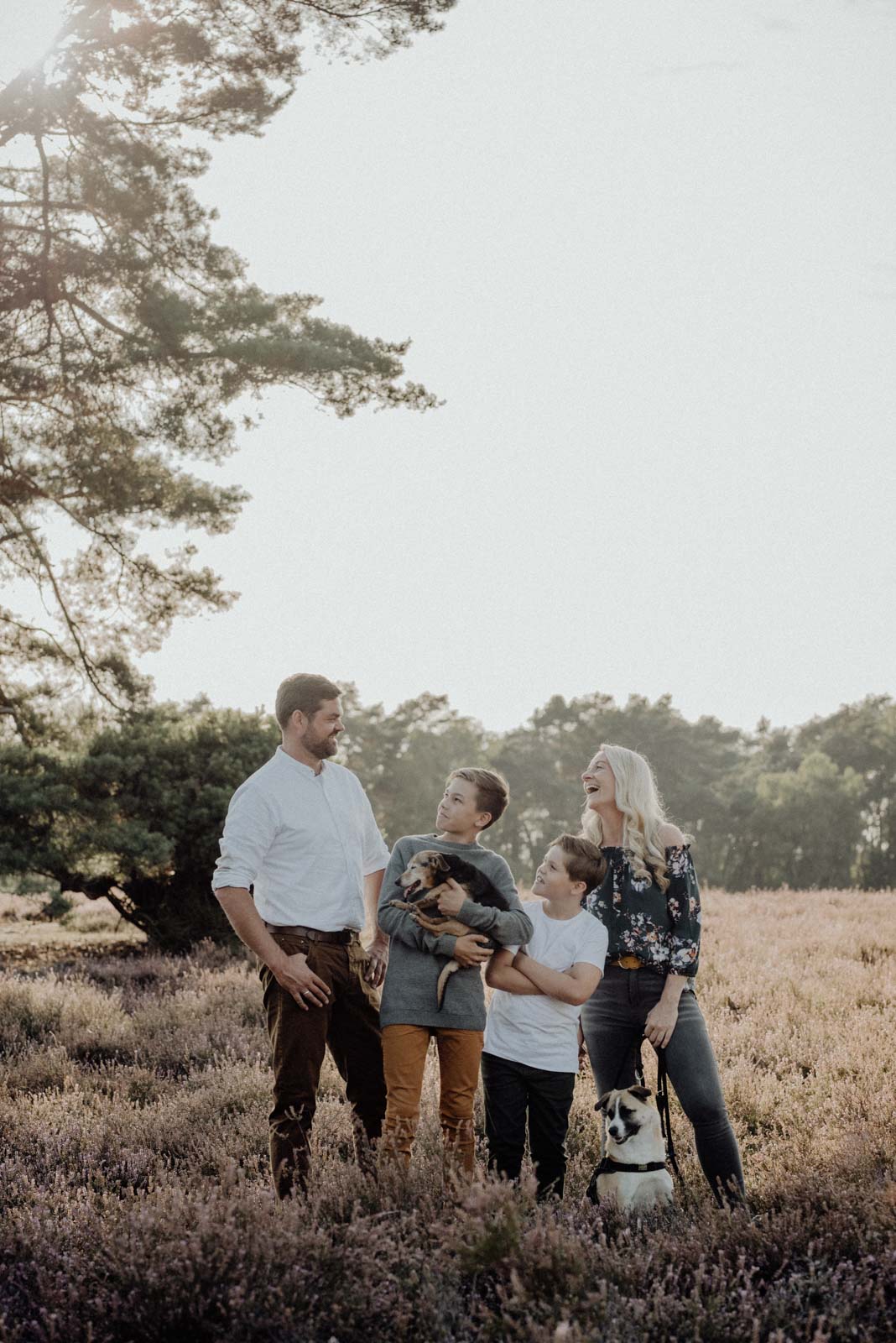 004-Familienfotos-Familienreportage-Heideshooting-natürlich-Heide