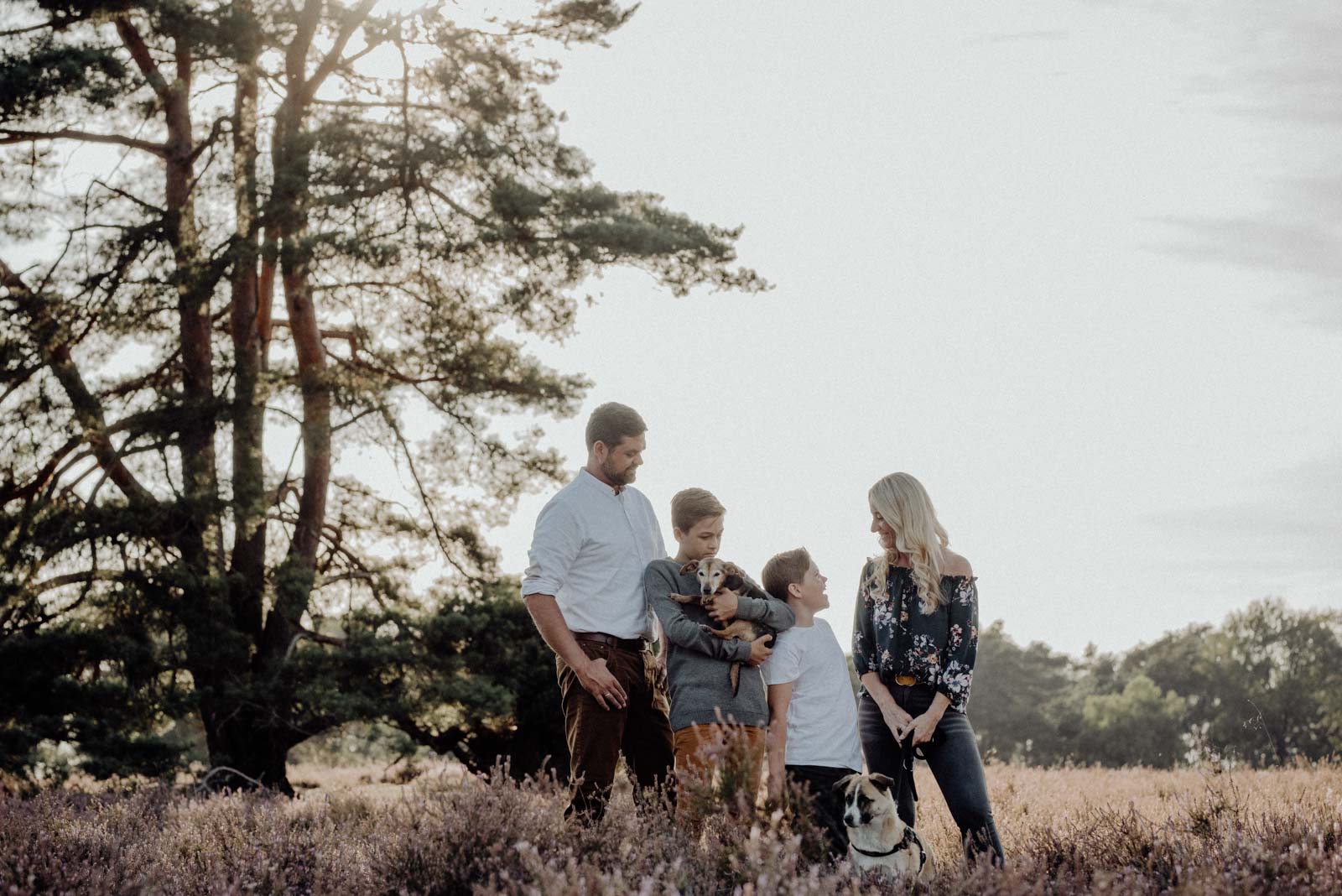 005-Familienfotos-Familienreportage-Heideshooting-natürlich-Heide