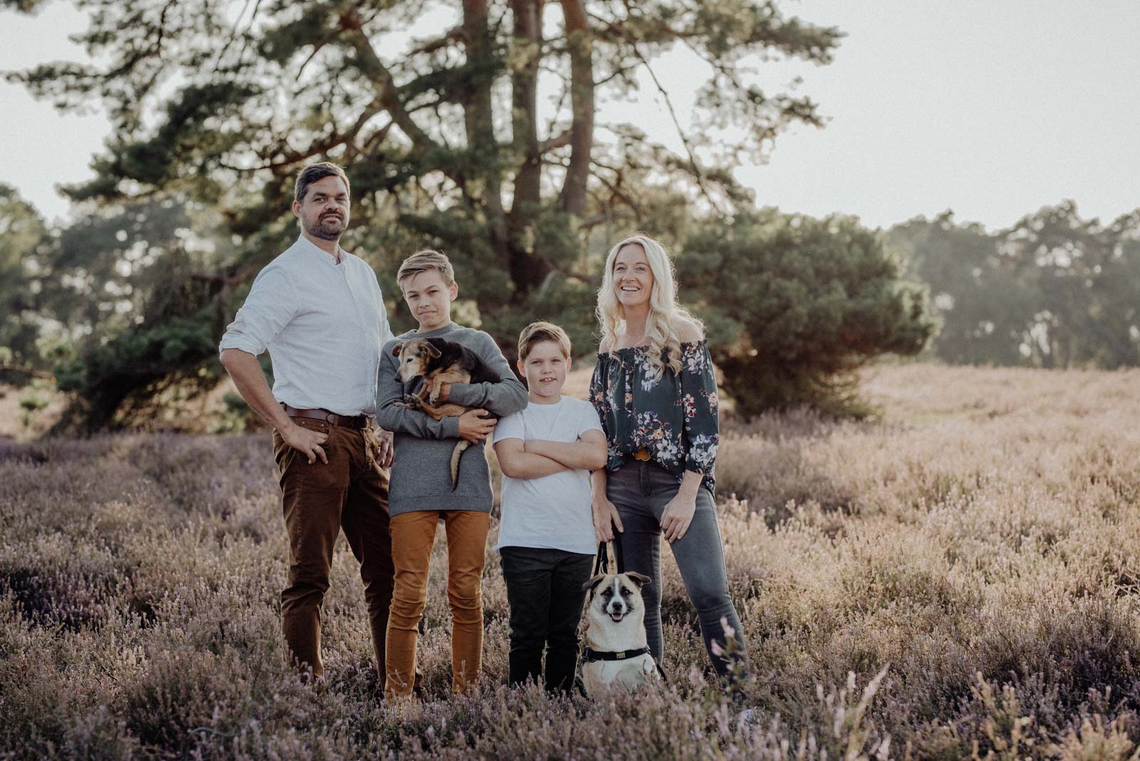 006-Familienfotos-Familienreportage-Heideshooting-natürlich-Heide