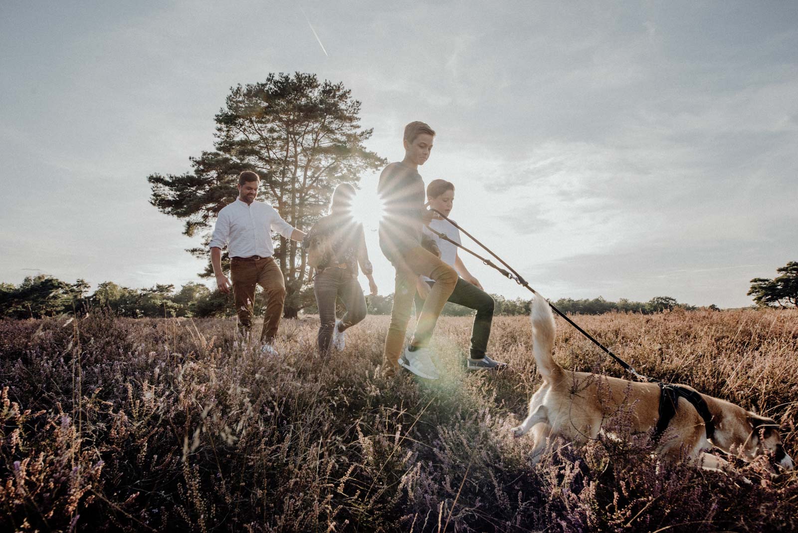 008-Familienfotos-Familienreportage-Heideshooting-natürlich-Heide