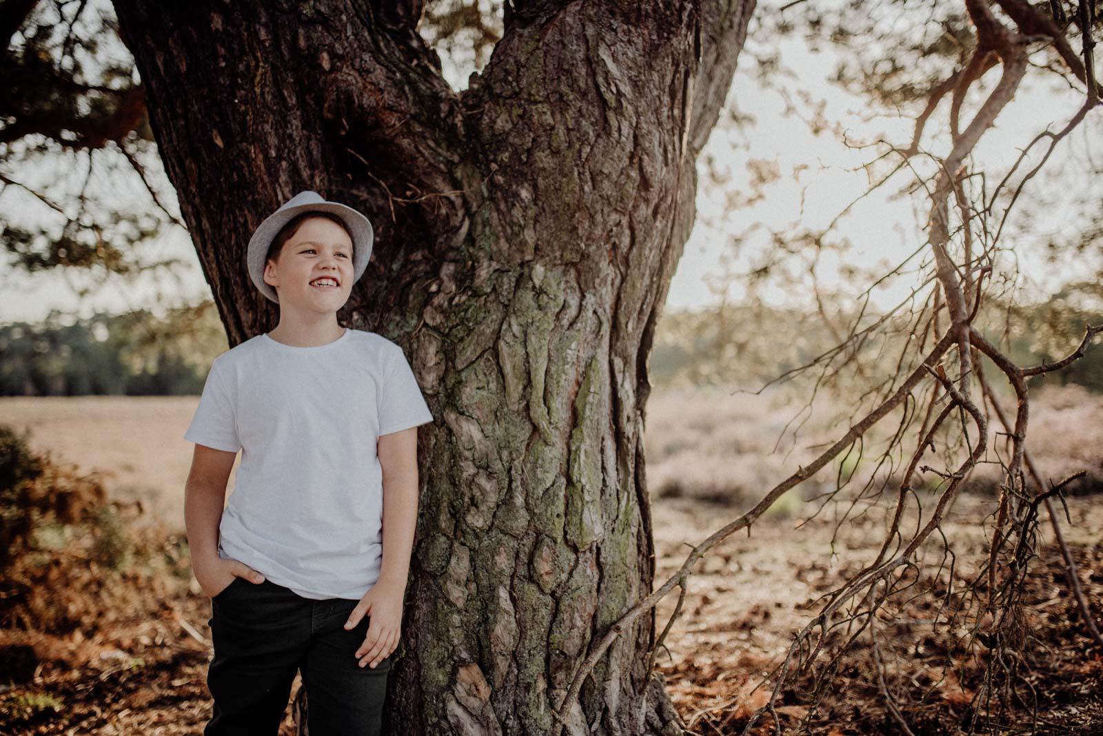 013-Familienfotos-Familienreportage-Heideshooting-natürlich-Heide