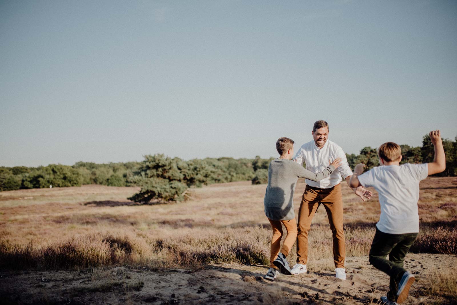 015-Familienfotos-Familienreportage-Heideshooting-natürlich-Heide