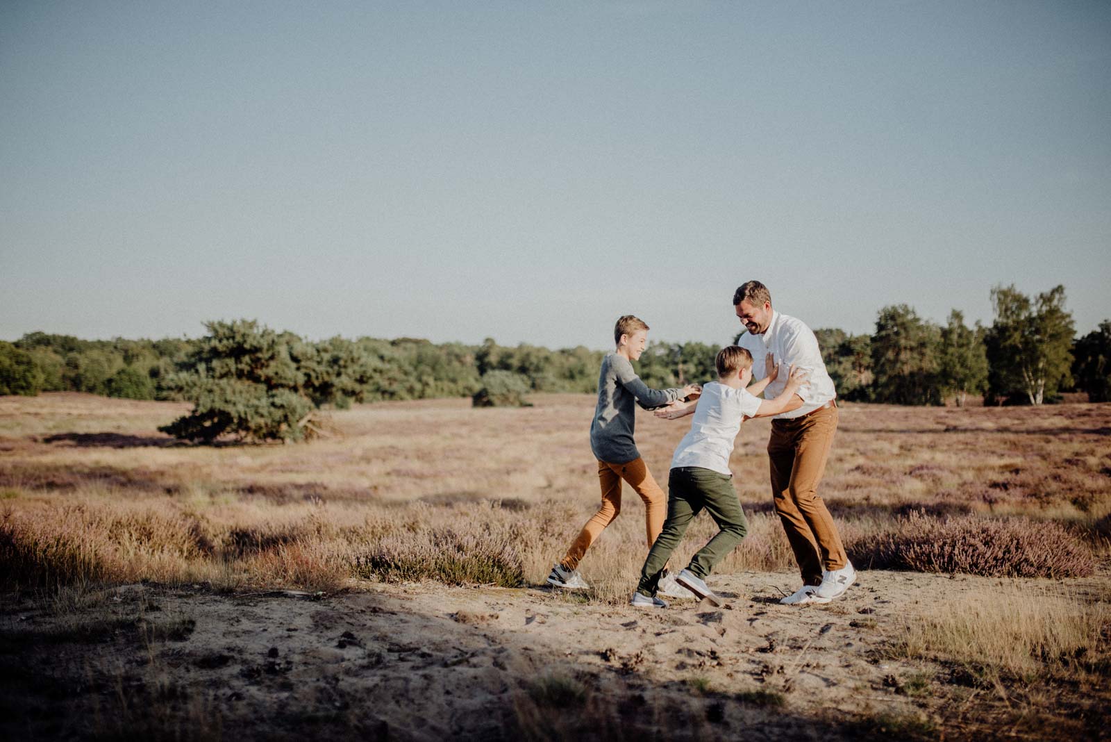 016-Familienfotos-Familienreportage-Heideshooting-natürlich-Heide