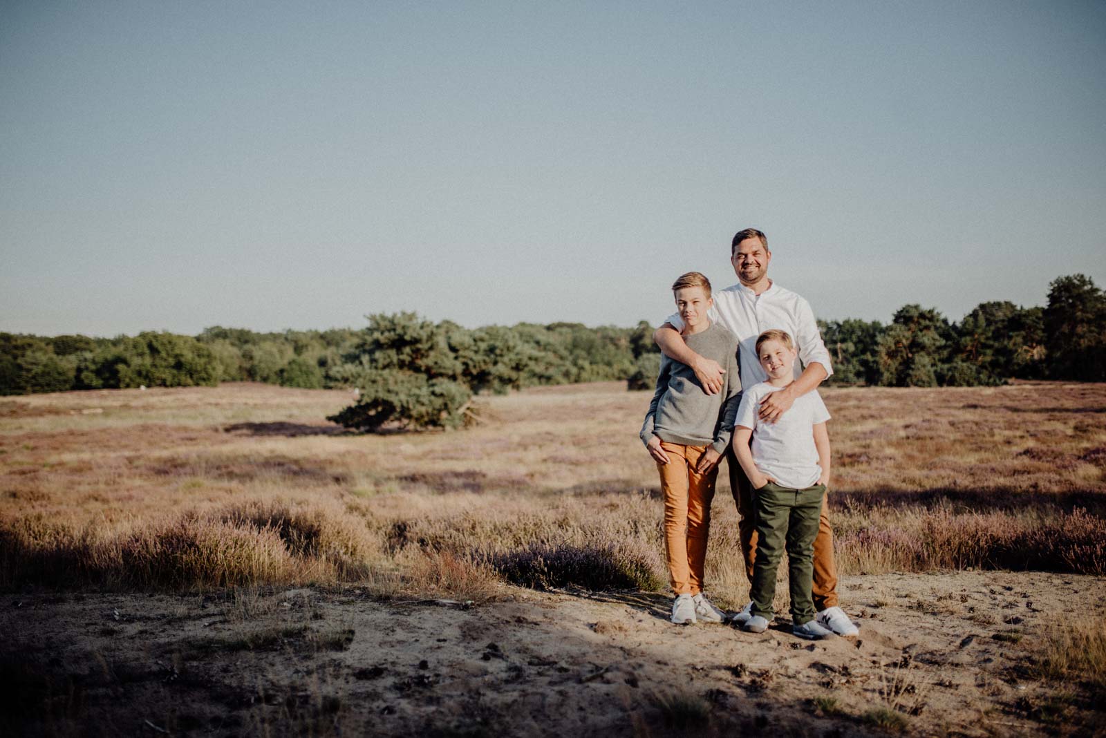 017-Familienfotos-Familienreportage-Heideshooting-natürlich-Heide