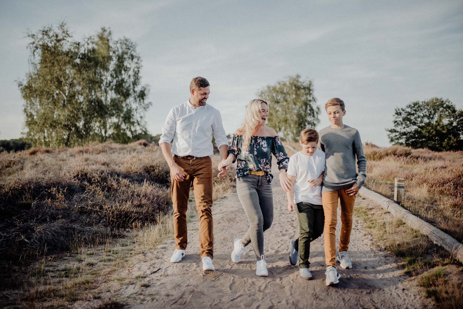 025-Familienfotos-Familienreportage-Heideshooting-natürlich-Heide