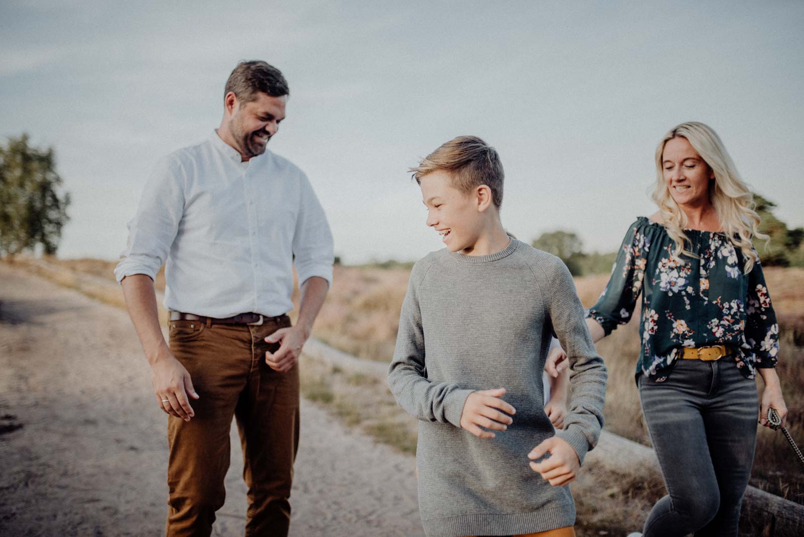 026-Familienfotos-Familienreportage-Heideshooting-natürlich-Heide