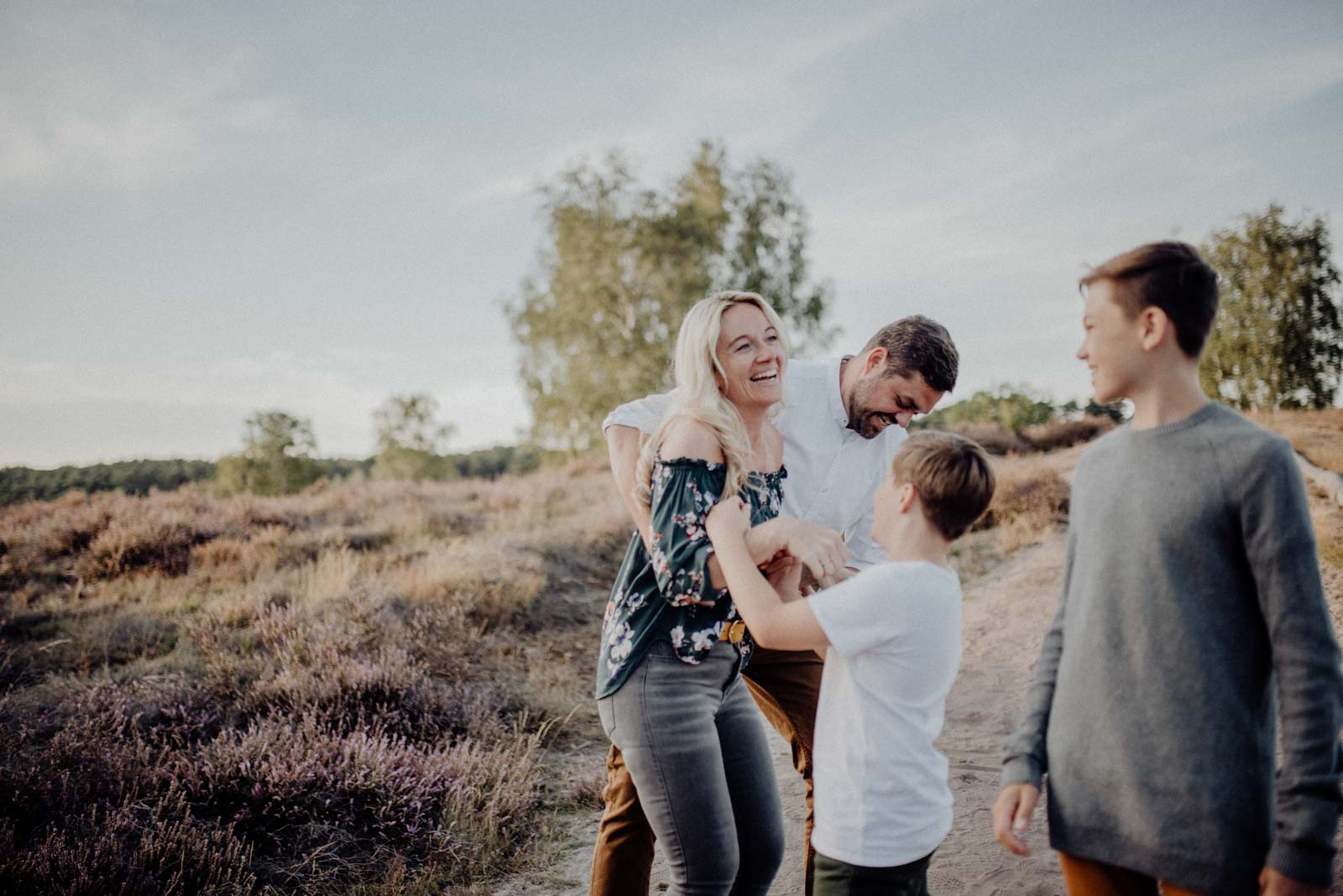 027-Familienfotos-Familienreportage-Heideshooting-natürlich-Heide