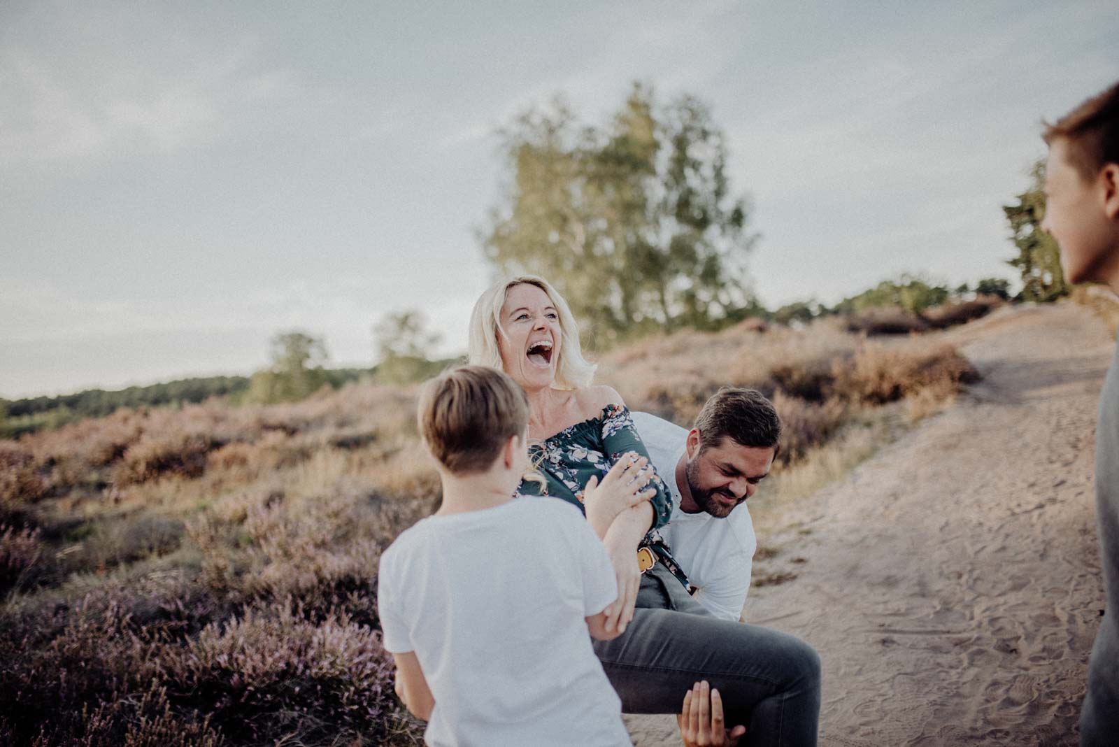 028-Familienfotos-Familienreportage-Heideshooting-natürlich-Heide