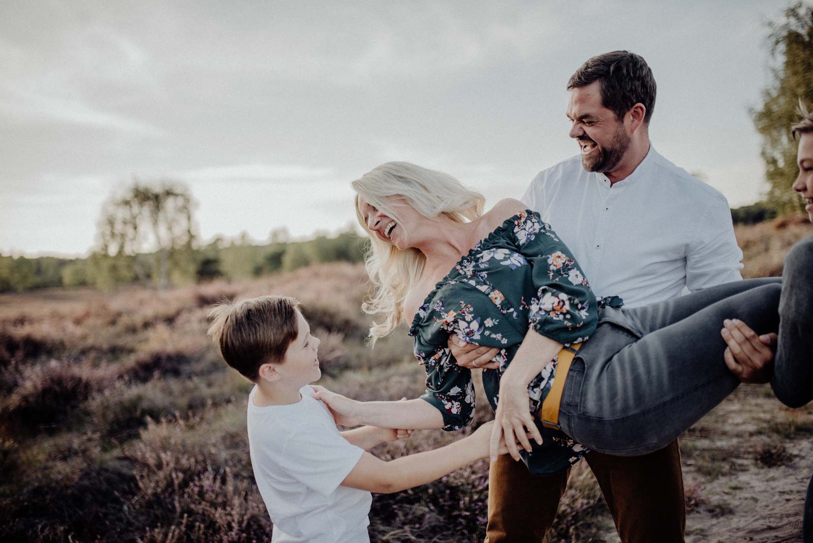 029-Familienfotos-Familienreportage-Heideshooting-natürlich-Heide