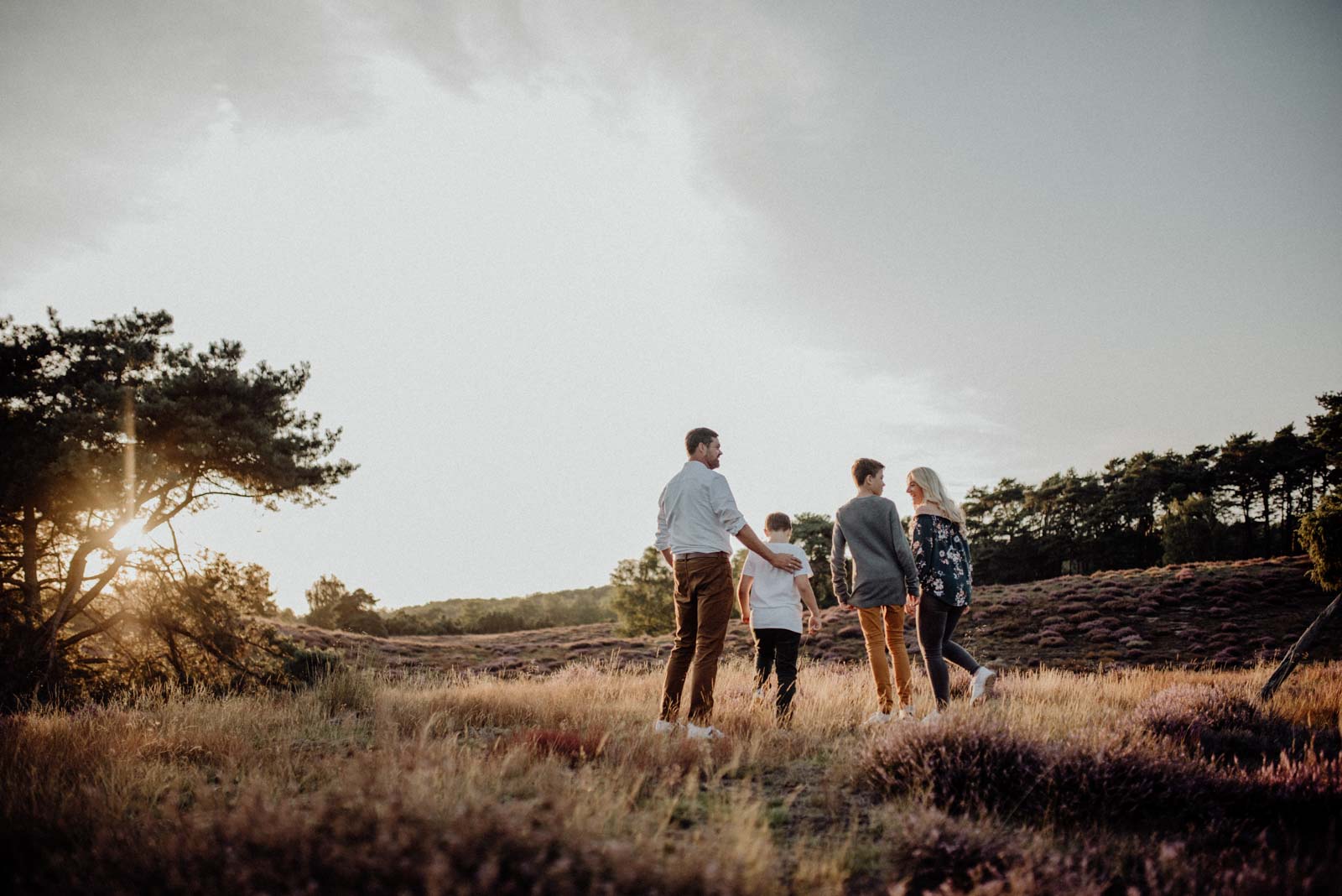 037-Familienfotos-Familienreportage-Heideshooting-natürlich-Heide