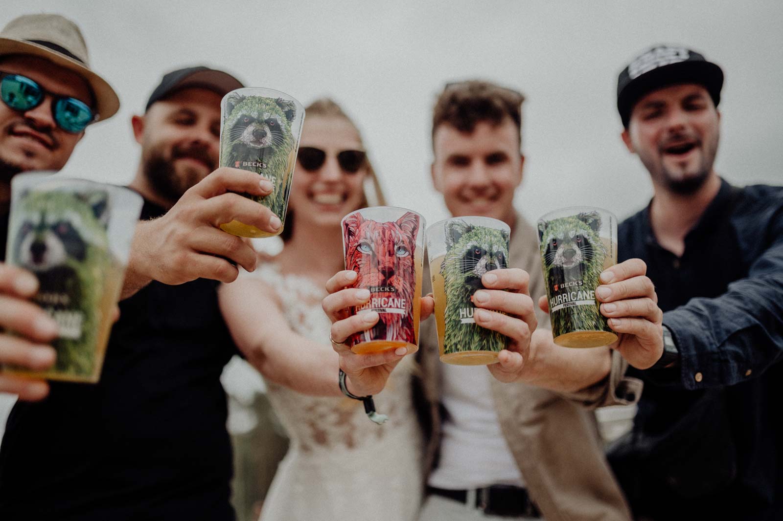 Anstoßen mit Bier in Hurricane Bechern auf dem Festival.