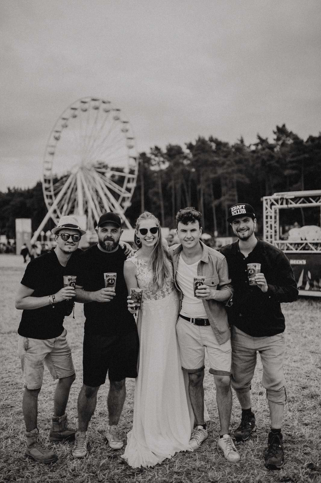 Anstoßen mit Bier in Hurricane Bechern auf dem Festival.