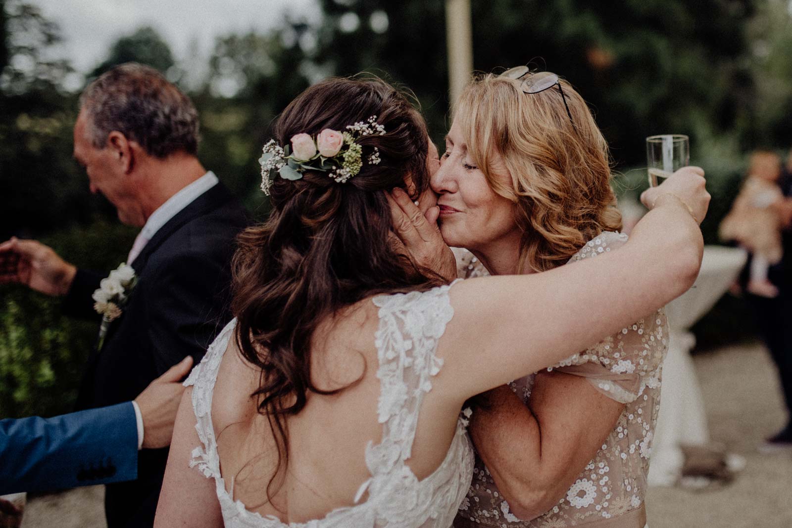 Brautmutter gartuliert Braut zur Hochzeit