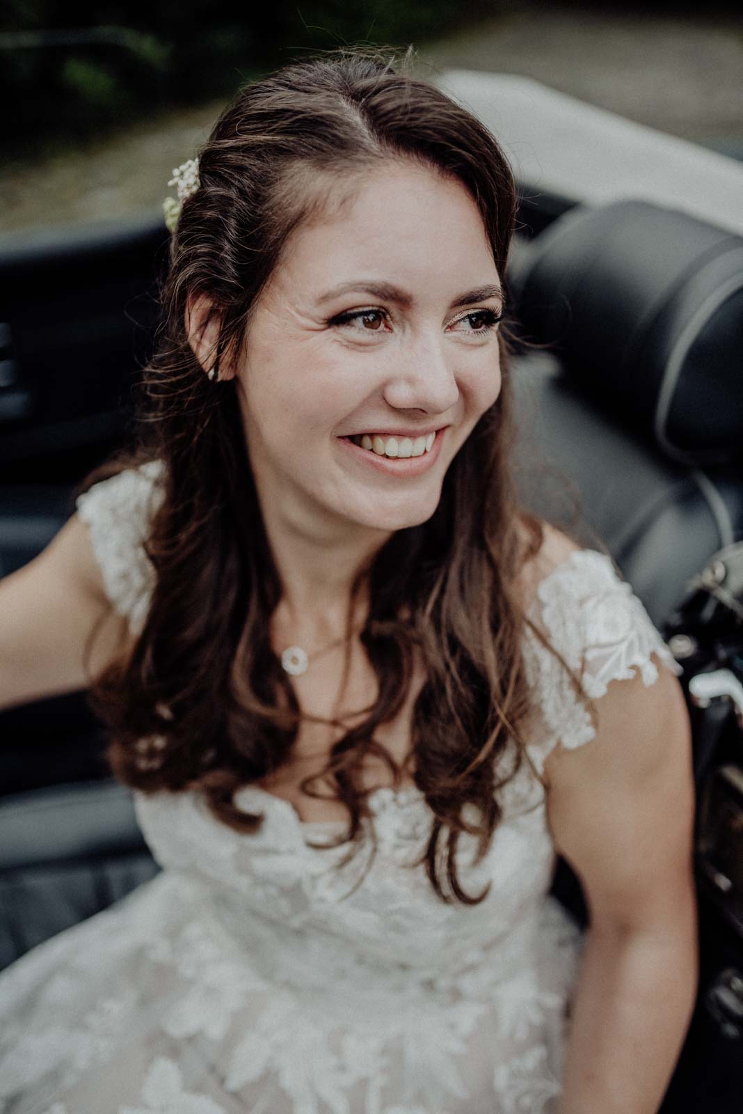 Brautportrait in Oldtimer als Hochzeitsauto