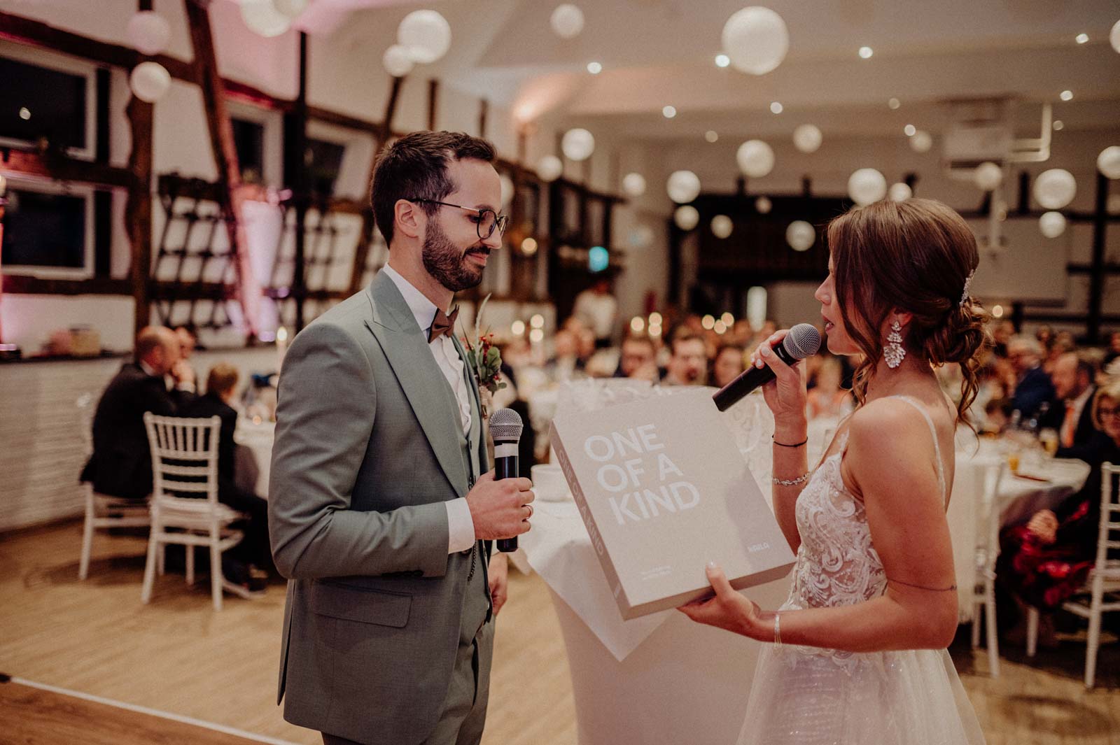 Braut ueberrascht Braeutigam mit Geschenk zur Hochzeit