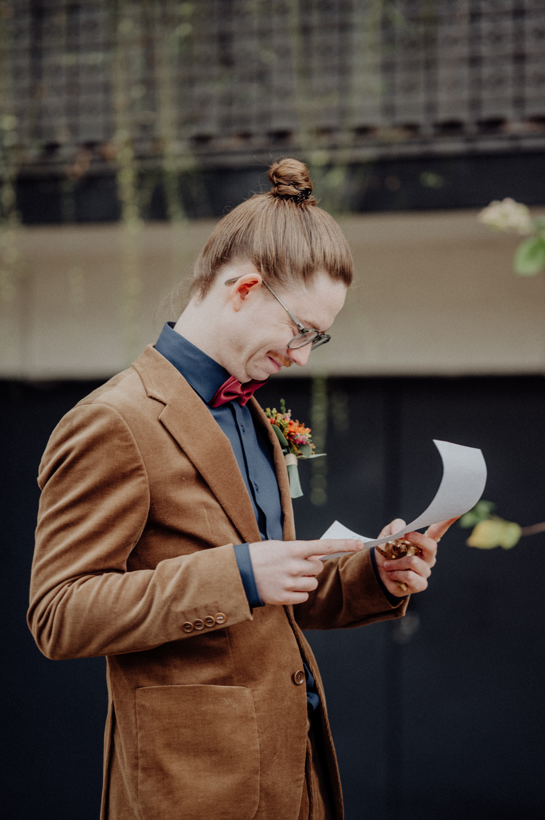 Bräutigam liest Liebesbrief vor dem 1st Look