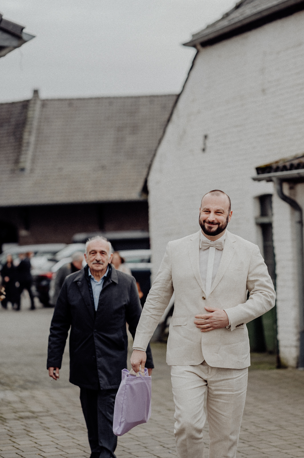 Der Braeutigam erreicht Haus Neersdonk