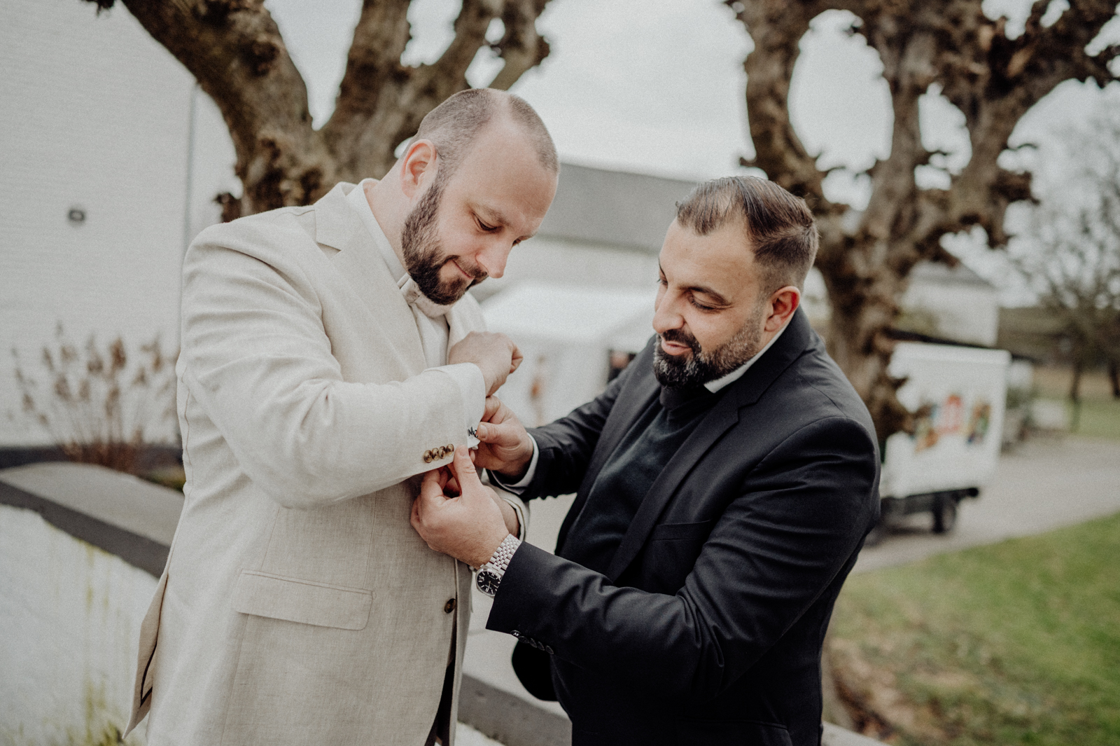 Hilfe vom Trauzeugen und best man