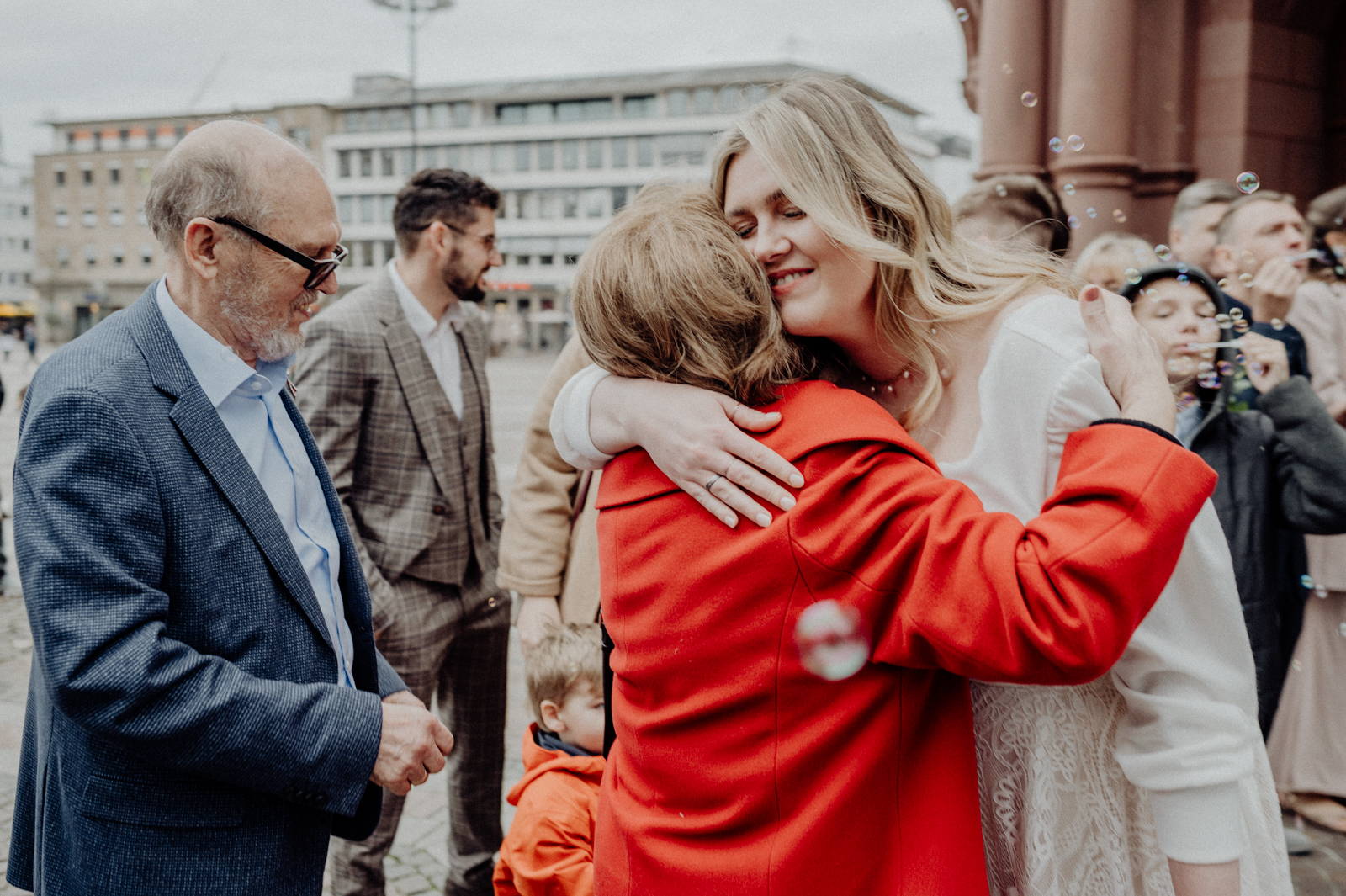 064-©gescheschmidt-hochzeit-dortmund-altes-stadthaus-gratulationen-gaeste