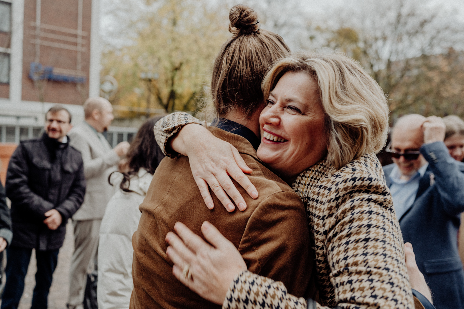065-©gescheschmidt-hochzeit-dortmund-altes-stadthaus-gratulationen-gaeste