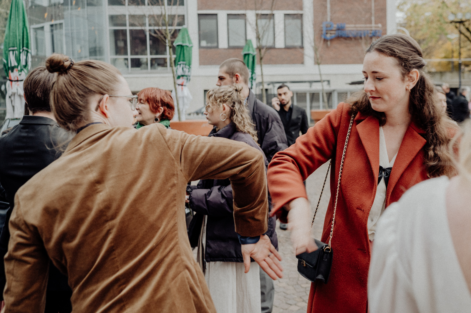 070-©gescheschmidt-hochzeit-dortmund-altes-stadthaus-gratulationen-gaeste