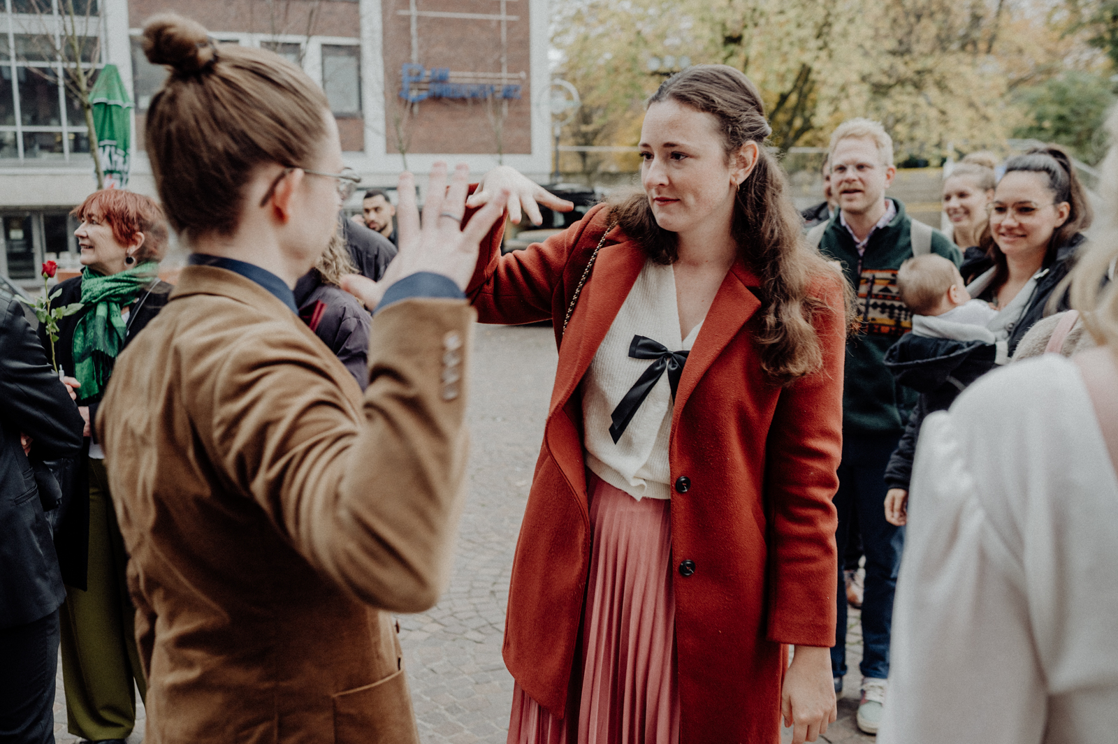 071-©gescheschmidt-hochzeit-dortmund-altes-stadthaus-gratulationen-gaeste