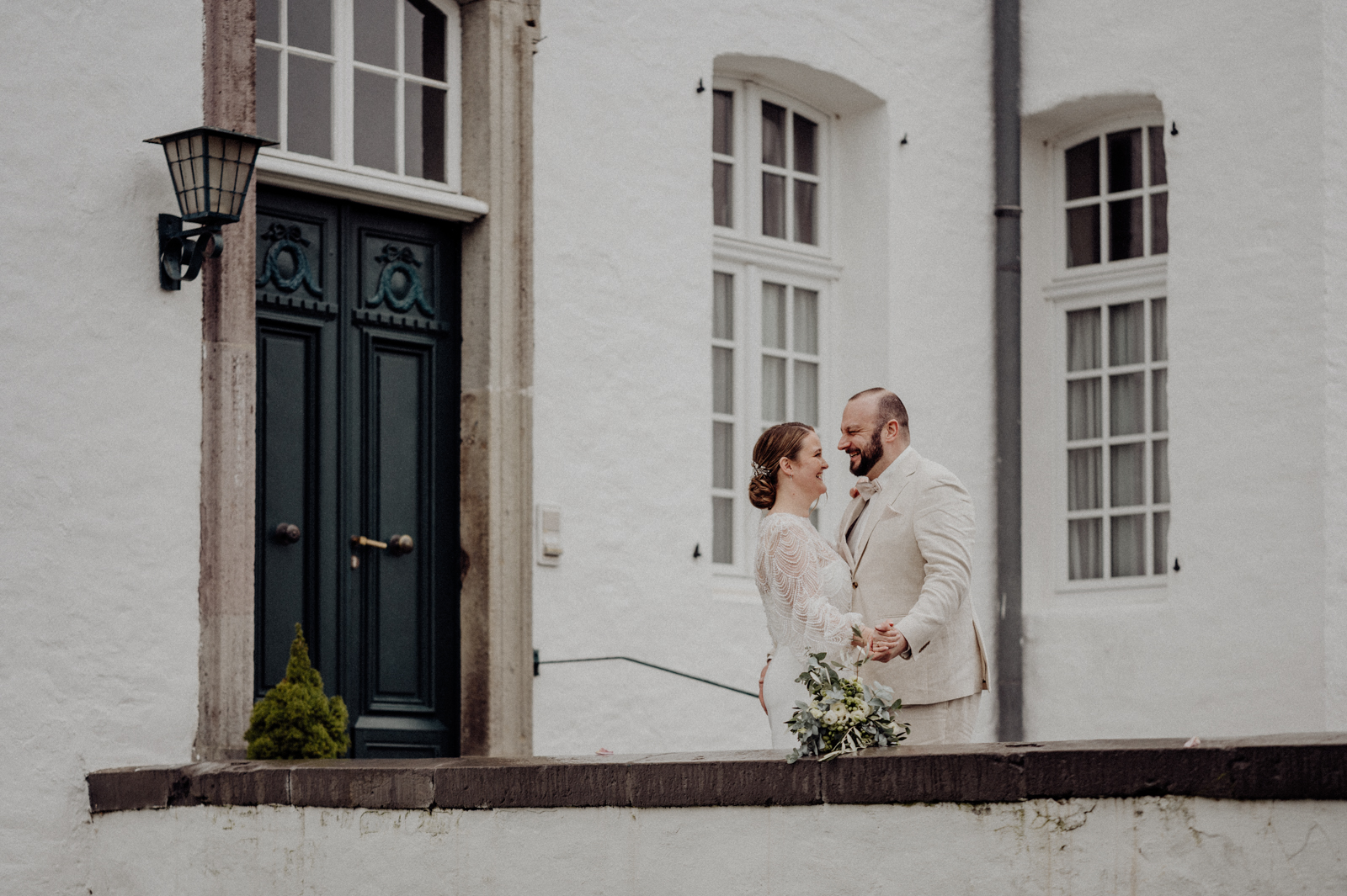 117-©gescheschmidt-hochzeitsfotografin-haus-neersdonk-paarshooting-brücke