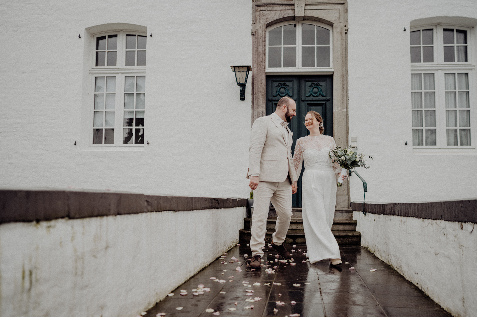 124-©gescheschmidt-hochzeitsfotografin-haus-neersdonk-paarshooting-brücke