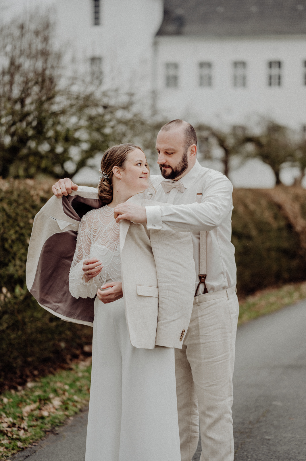 134-©gescheschmidt-hochzeitsfotografin-haus-neersdonk-paarshooting-brücke