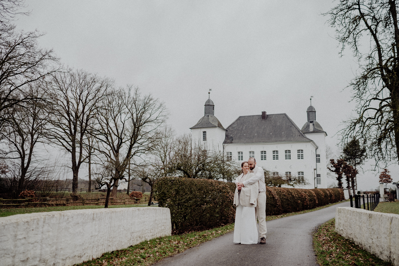 138-©gescheschmidt-hochzeitsfotografin-haus-neersdonk-paarshooting-brücke