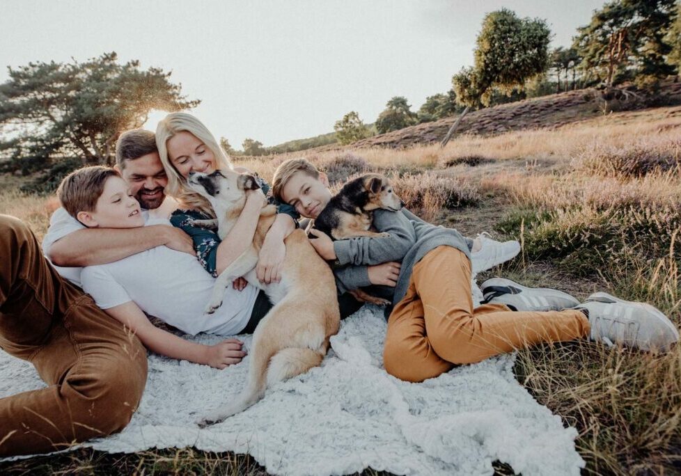 034-Familienfotos-Familienreportage-Heideshooting-natürlich-Heide